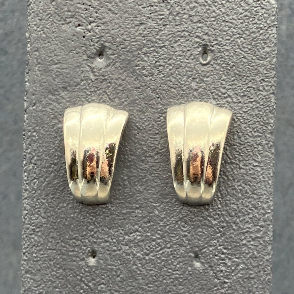 Jordache Pierced Earrings Silver Ribbed Graduated Half Hoop Retro Classic